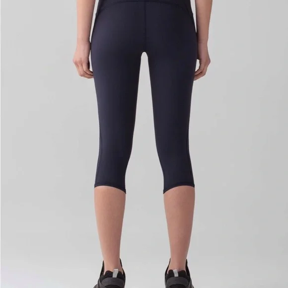 Lululemon High Rise Train Times Crop Leggings Navy Luxtreme sz 8 Like New EUC - Picture 4 of 6